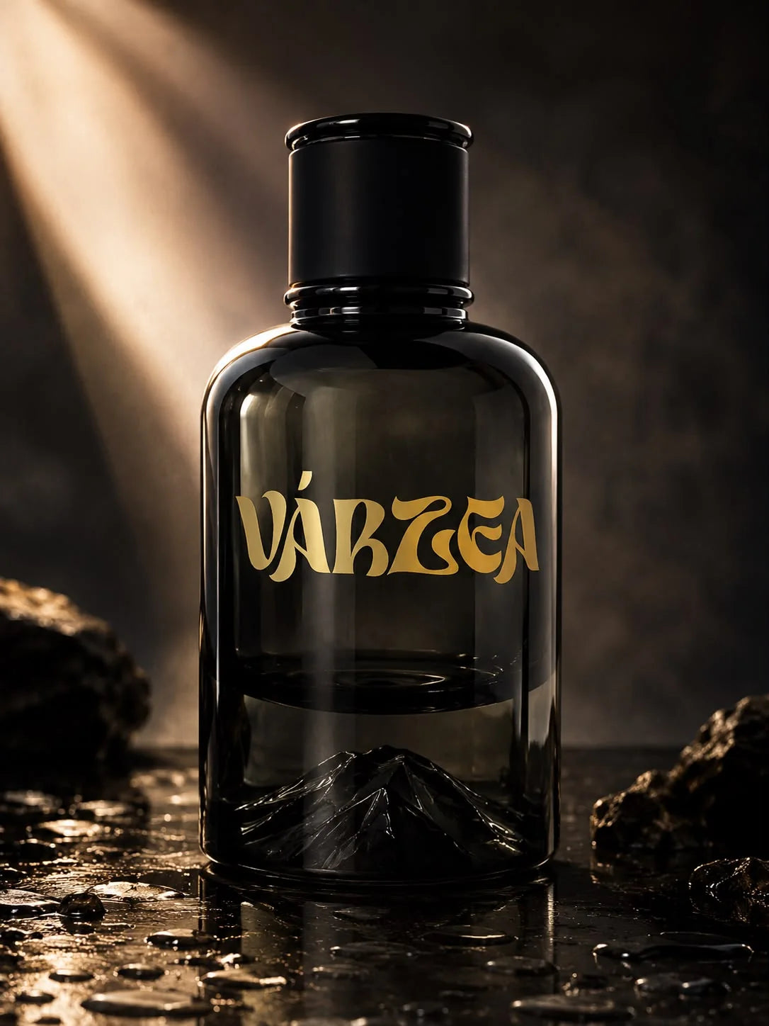 Perfume Várzea: frasco negro con el logo en dorado